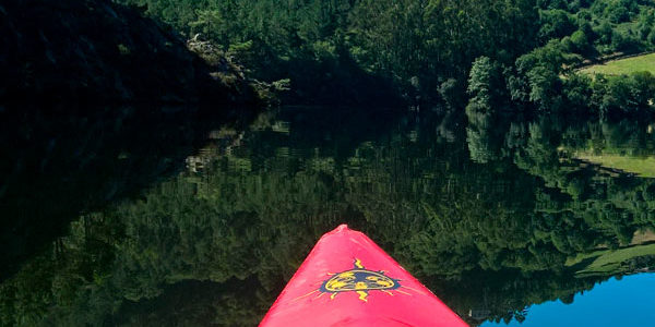 Kayak en el río Navia