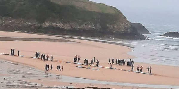surfPicante chicos preparados para hacer surf en playa de Tapia de Casariego