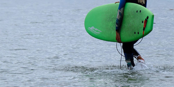 Chica practicando surf